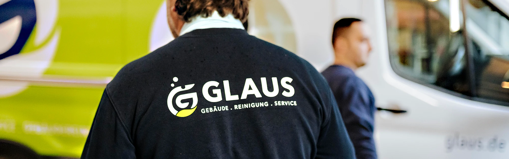 Glaus Mitarbeiter vor einem Glaus Firmentransporter