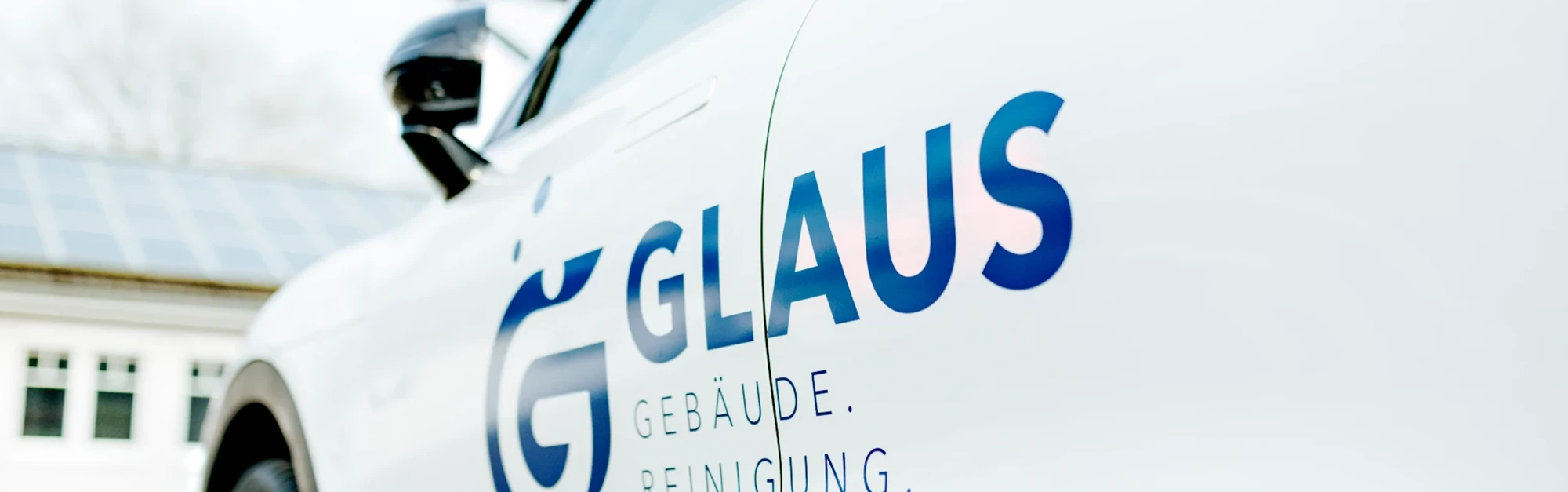 Nahaufnahme eines Autos mit der Aufschrift "Glaus"