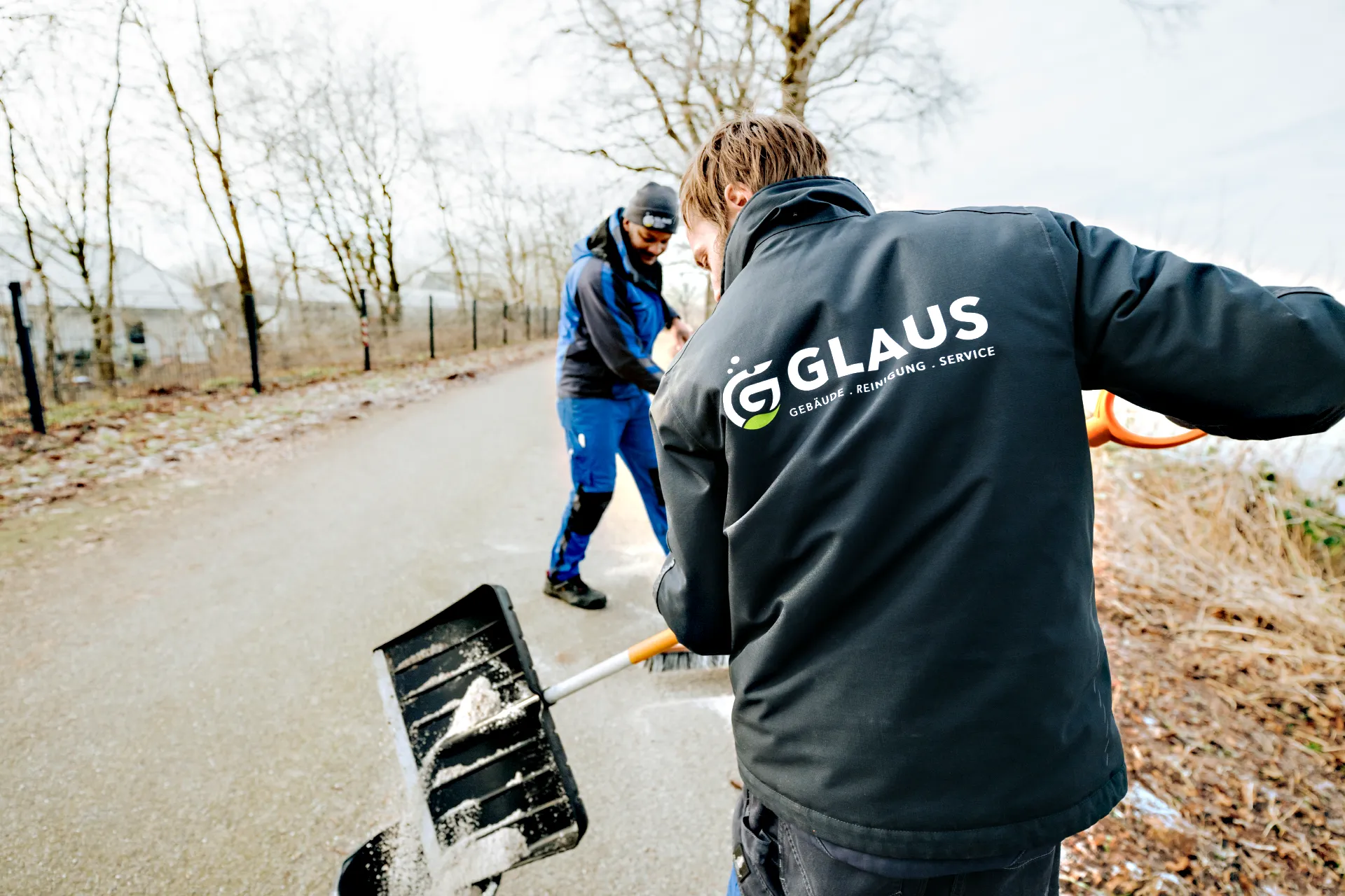 Mitarbeiter reinigen Weg