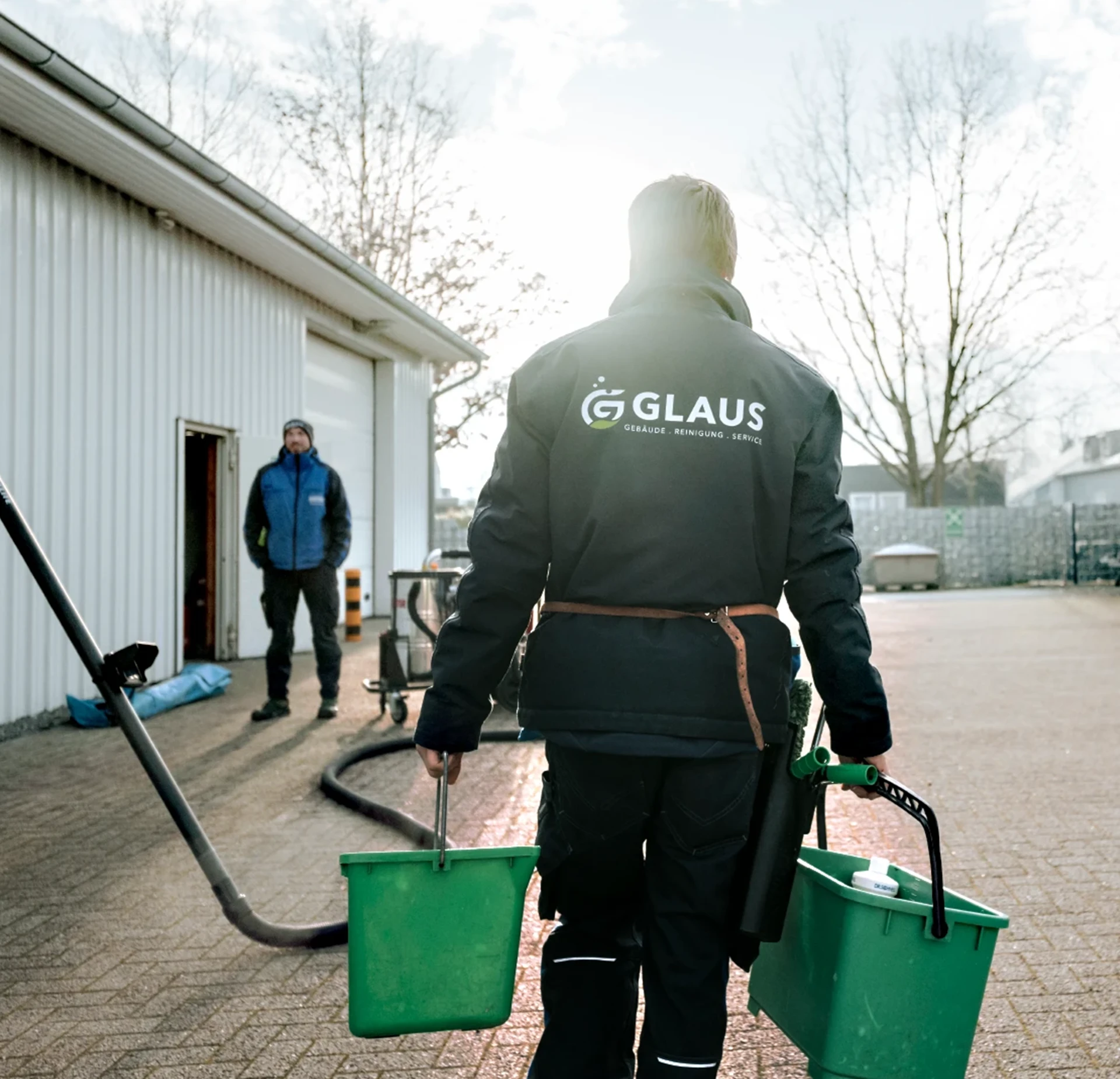Mitarbeiter trägt Eimer