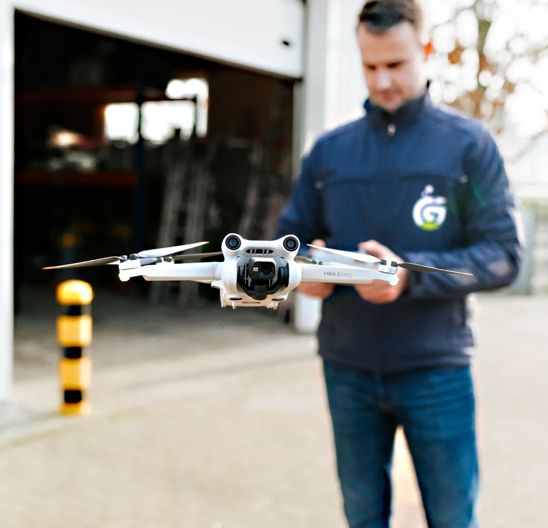 Mitarbeiter bedient Drone