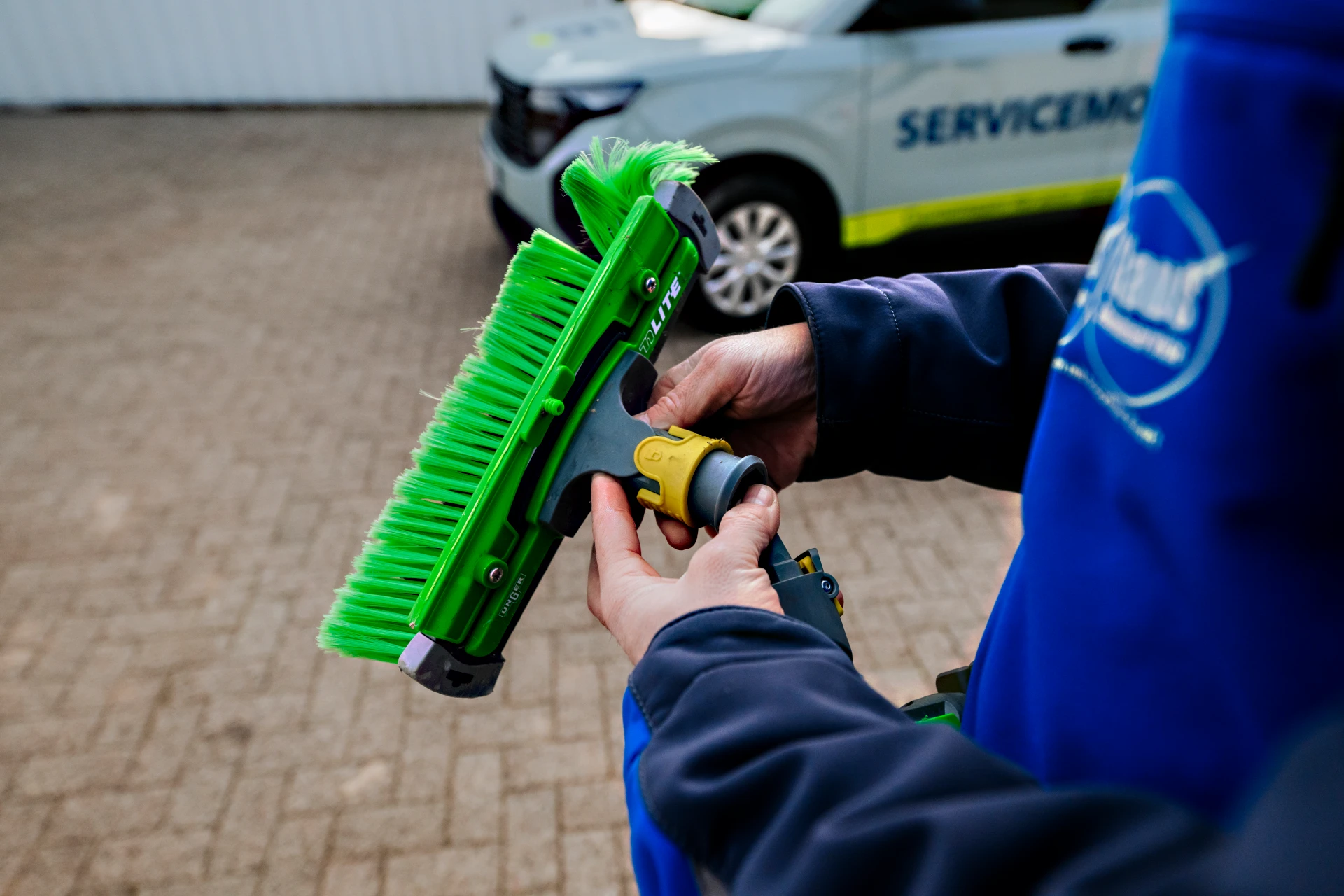 Mitarbeiter bereiten Ausrüstung zum putzen einer Solaranlage vor