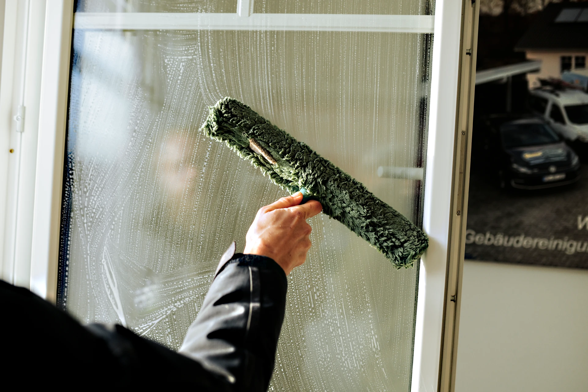 Nahaufnahme vom Fensterputzen