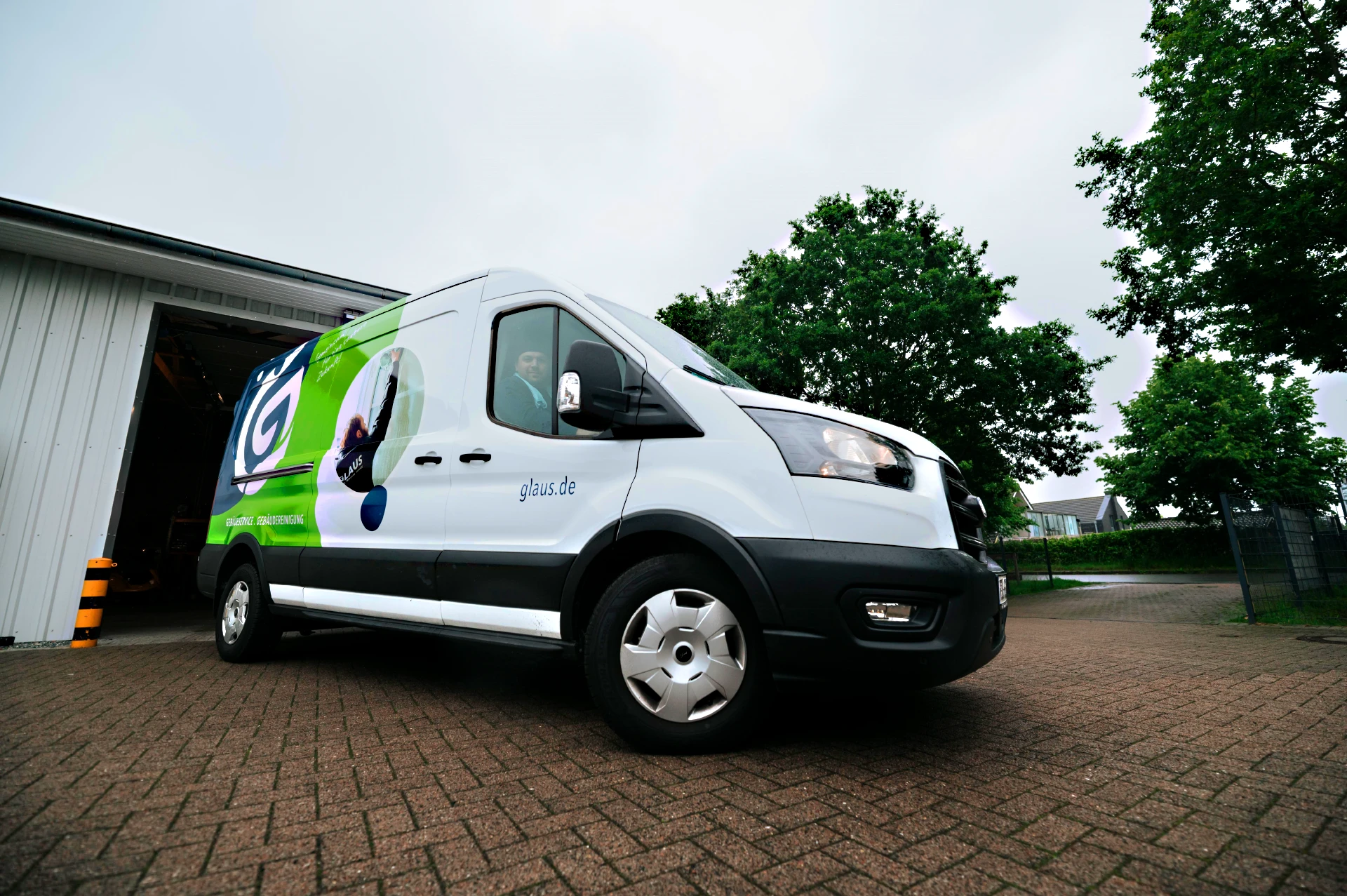 Glaus-Transporter mit Mitarbeitern drinnen